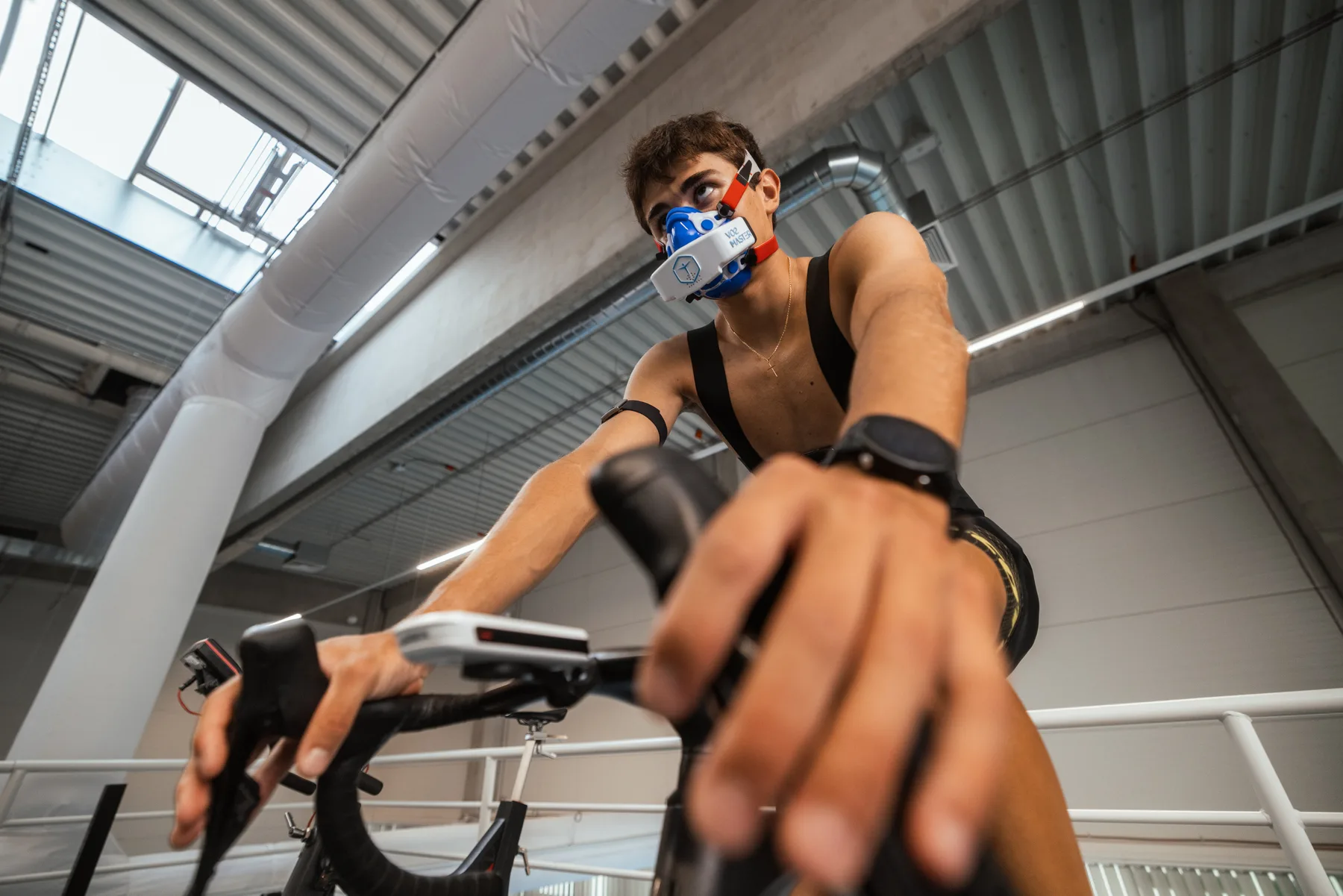 Športovec počas intenzívneho testovania na bicyklovom ergometri