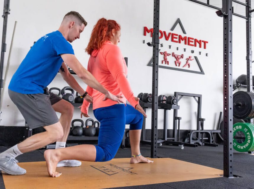 myslite-si-ze-sedite-spravne-spravne-sedenie-cvicenie-fyzioterapeut-kondicny-osobny-trener-fyzioterapia-dubravka-movement-institute